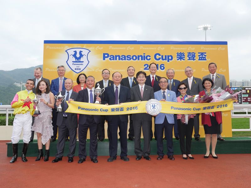 (4th from right) Mr Tetsuro Homma, President of Panasonic Corporation Appliances Company, Mr & Mrs David Mong (3rd & 1st from right) and Ms Cynthia Mong (2nd from right) presented the trophies to the winning owner, the trainer and the jockey respectively.